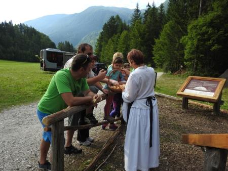 Na oglarskih dnevih v Gozdu Martuljku predstavili turistične zanimivosti Občine Razkrižje 77